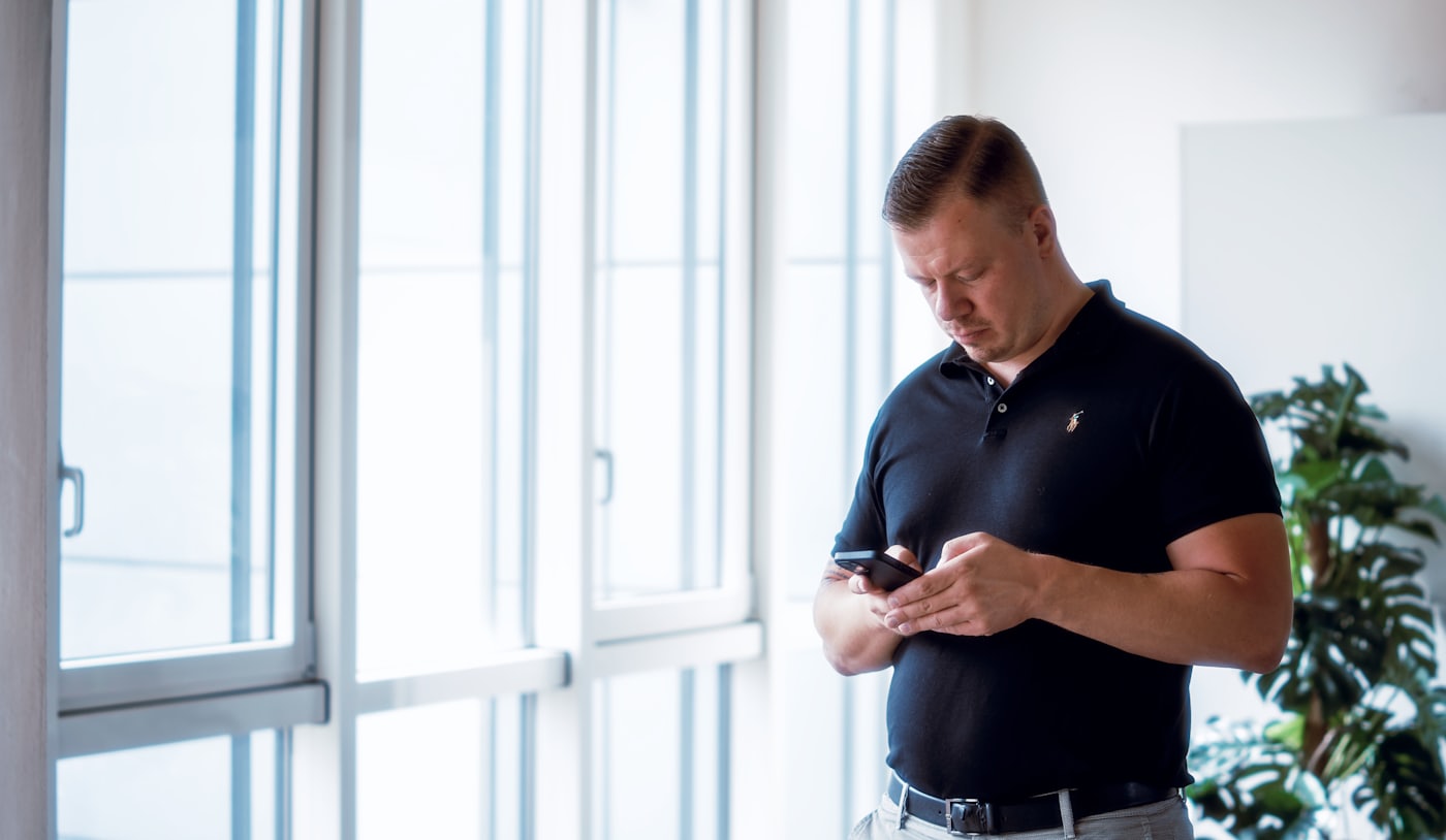 Una persona al telefono in un ufficio chiaro